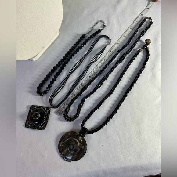 Four black bead and statement necklaces - Picture 5 of 7